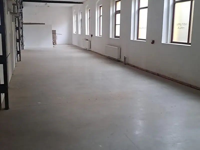 Pronájem skladového prostoru 400 m², Cheb – náhled fotky 1