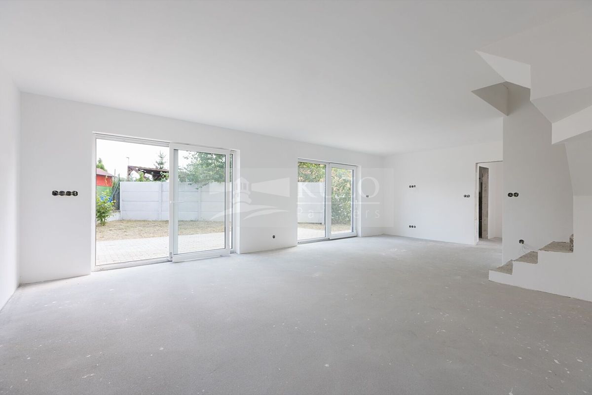 Prodej rodinného domu 165 m², pozemek 655 m² – fotografie 2