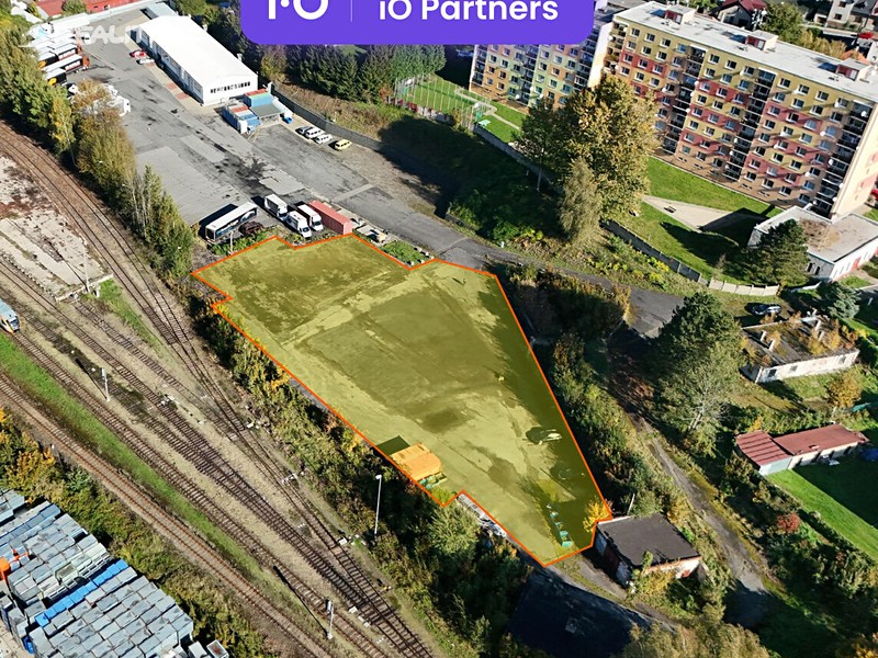 Плац, 3100 m²