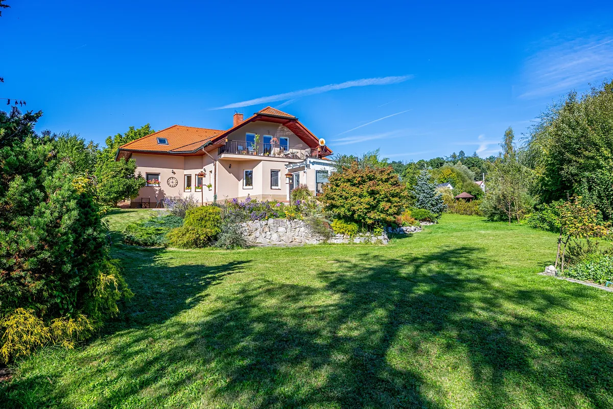 Prodej rodinného domu 321 m², pozemek 2875 m²