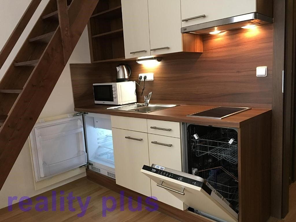 Pronájem bytu 1+kk 28 m² – fotografie 3