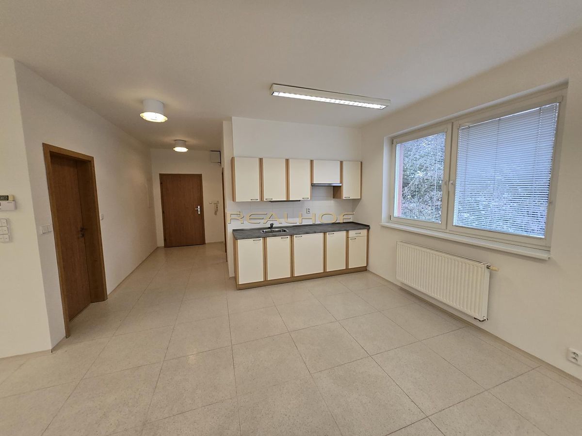Pronájem kanceláře 76 m² – fotografie 4