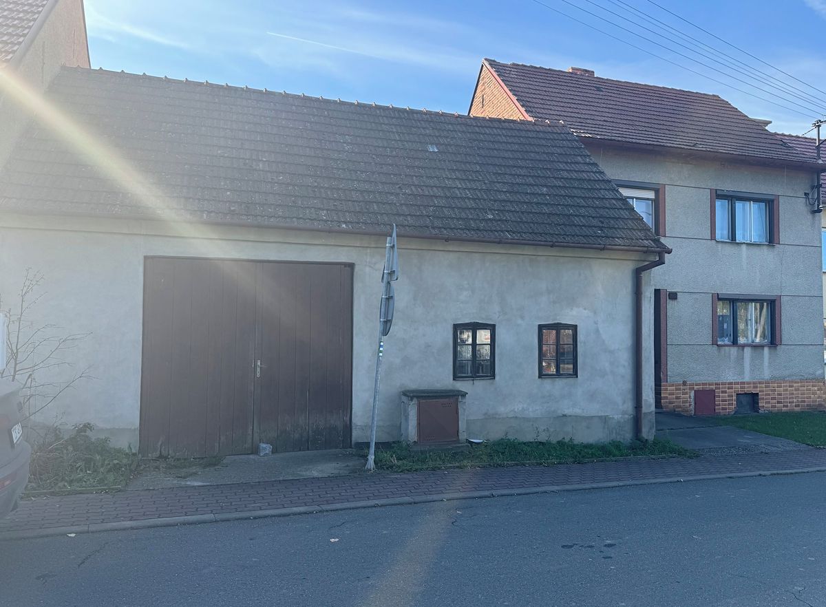 Prodej rodinného domu 220 m², pozemek 1332 m² – fotografie 2