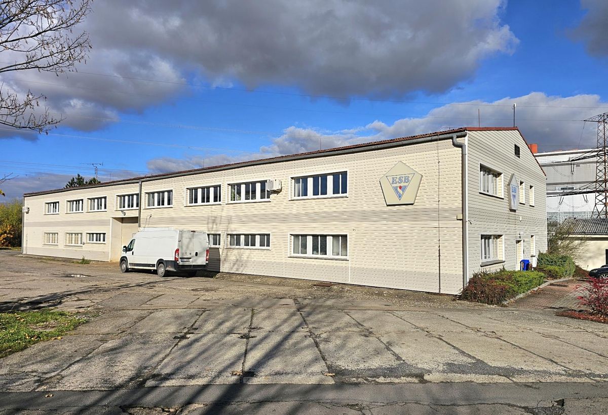Prodej výrobní haly, prostoru 978 m²