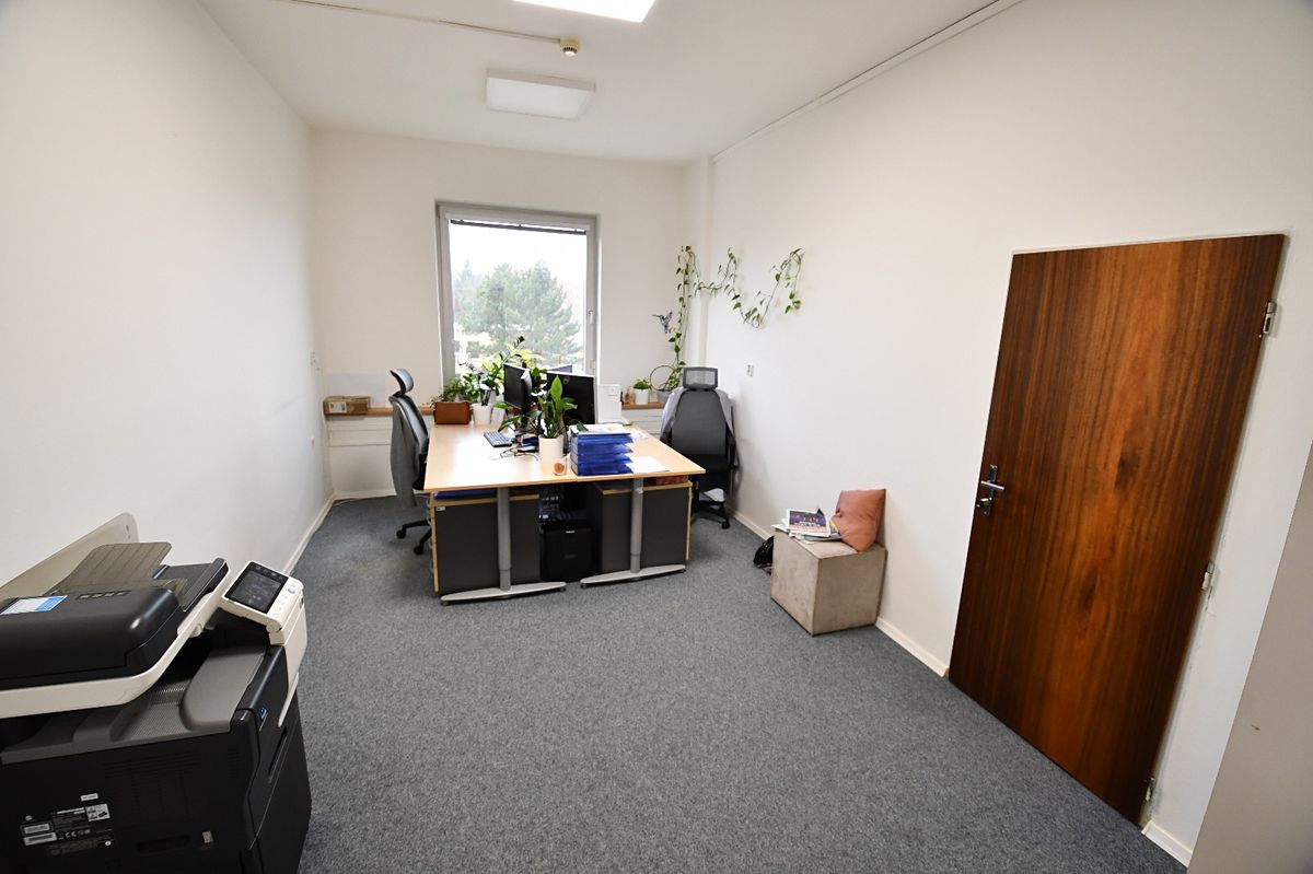 Pronájem kanceláře 230 m² – fotografie 3