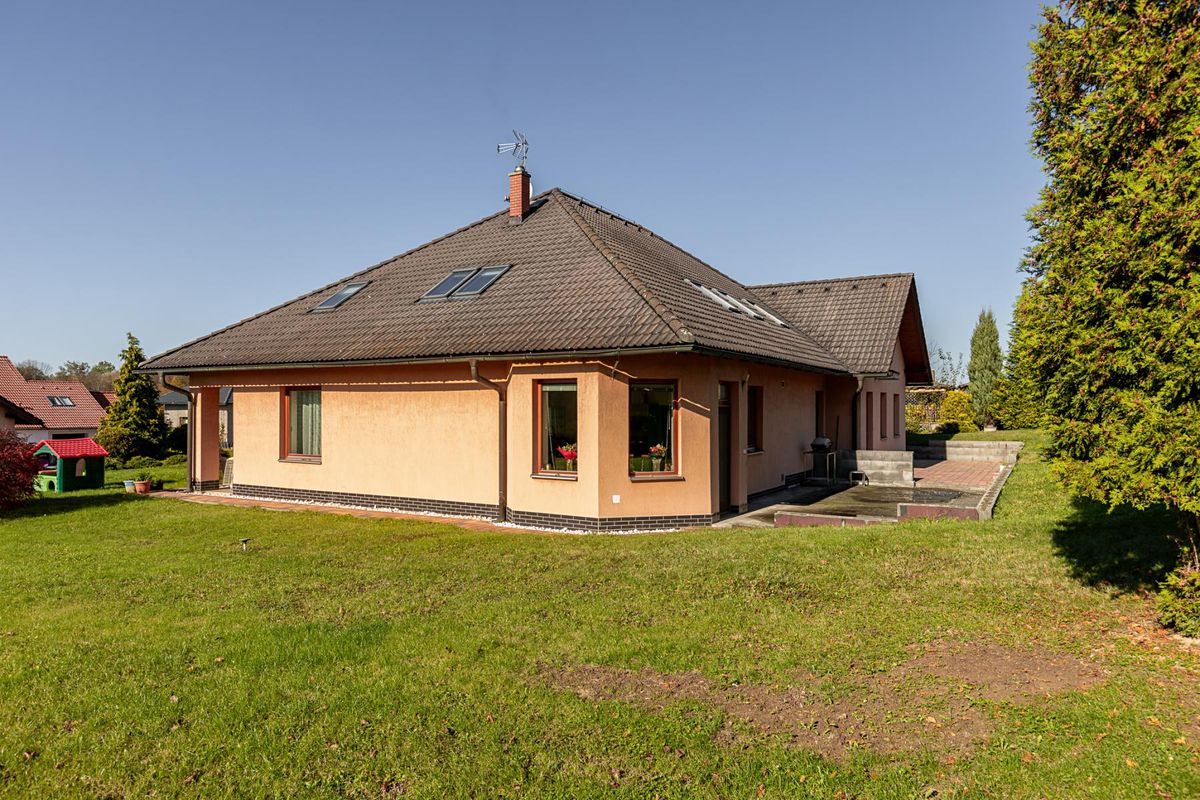 Prodej rodinného domu 460 m², pozemek 1200 m² – fotografie 2