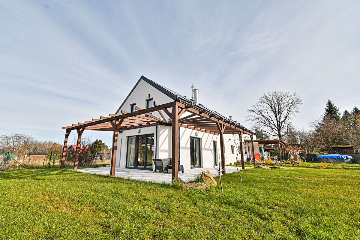 Prodej rodinného domu 145 m², pozemek 765 m² – fotografie 2