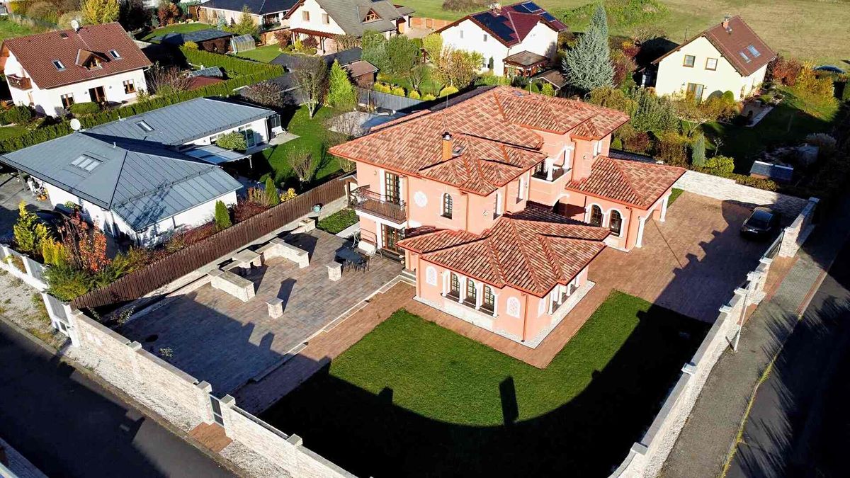 Prodej rodinného domu 284 m², pozemek 1096 m² – fotografie 2