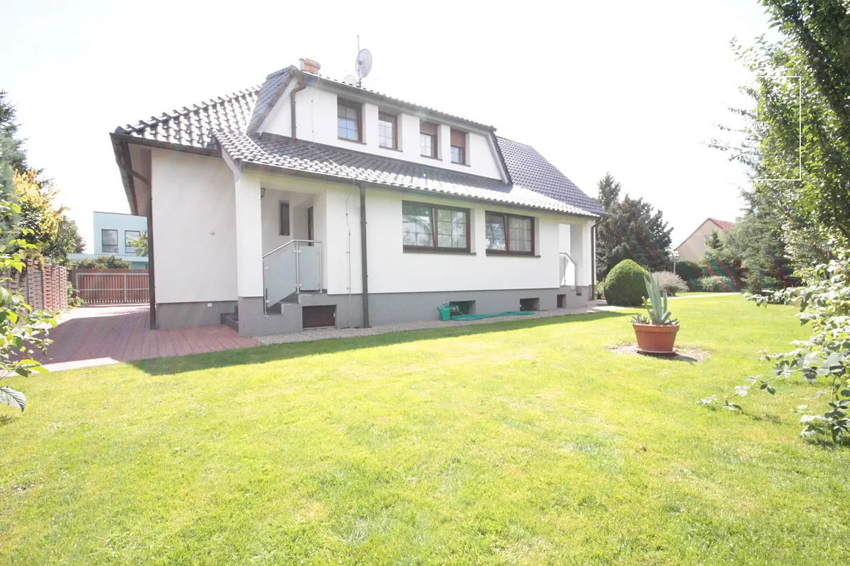 Pronájem rodinného domu 253 m², pozemek 900 m², Praha