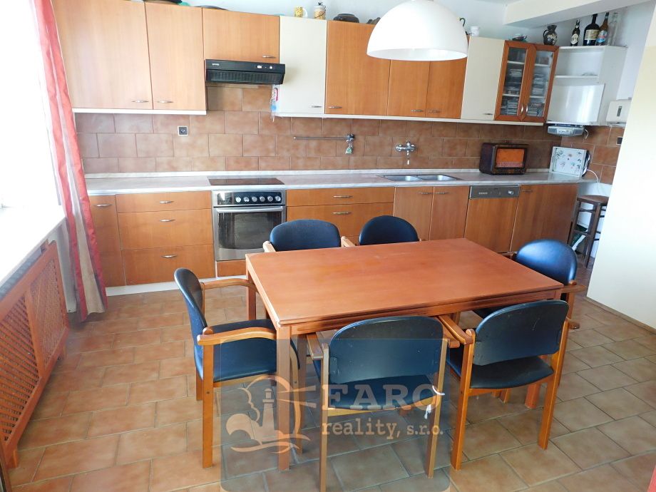 Prodej rodinného domu 200 m², pozemek 179 m² – fotografie 3