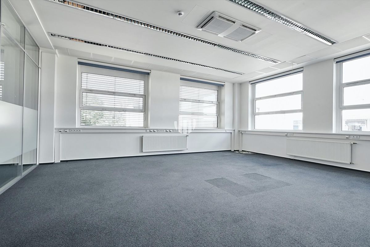 Pronájem kanceláře 861 m² – fotografie 3