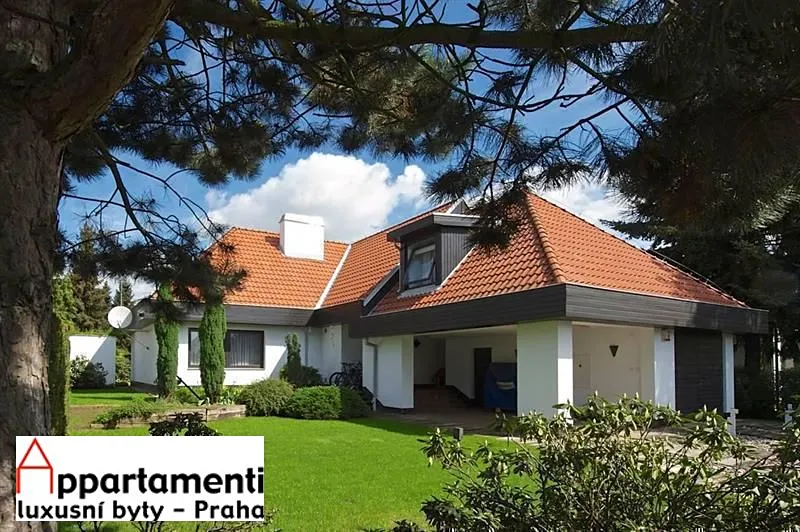 Pronájem rodinného domu 417 m², pozemek 999 m²