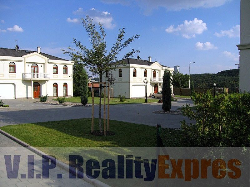 Pronájem vily 270 m², pozemek 400 m² – fotografie 2