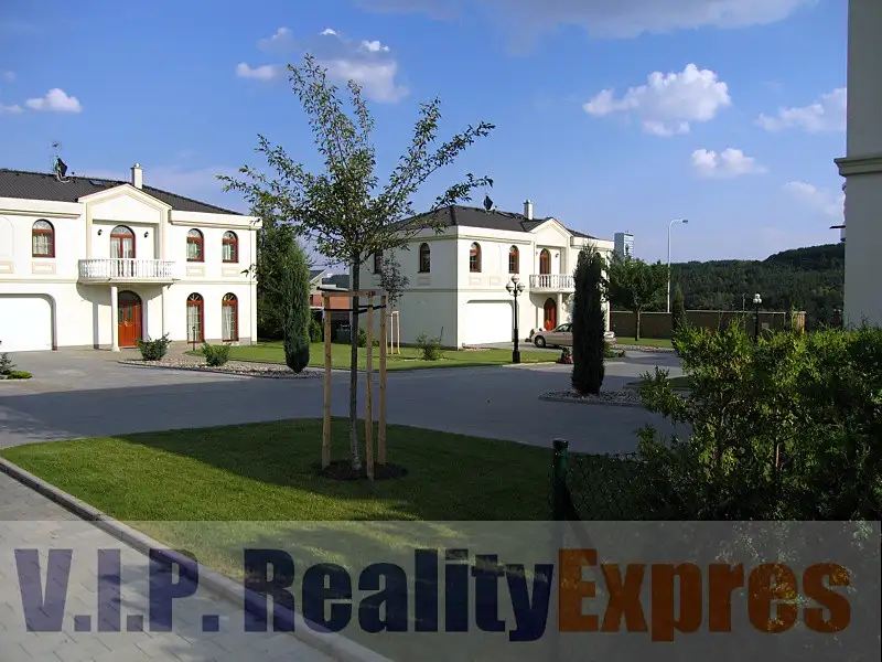 Pronájem vily 270 m², pozemek 400 m², Praha – náhled fotky 2