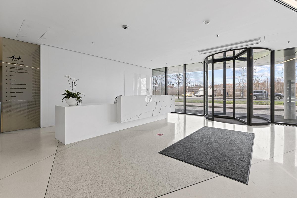 Pronájem kanceláře 579 m² – fotografie 2