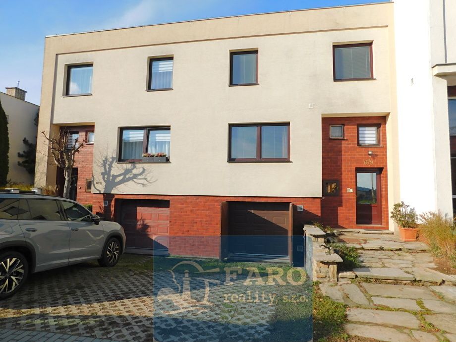Prodej rodinného domu 200 m², pozemek 179 m² – fotografie 2