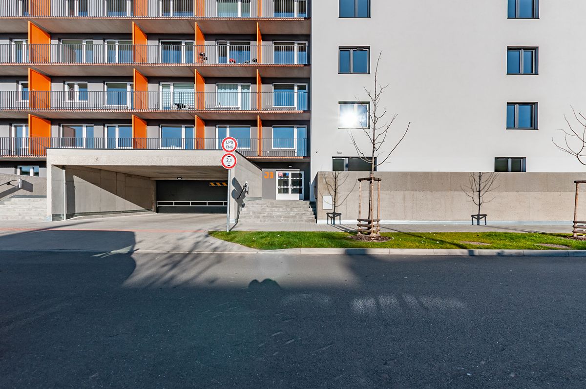 Pronájem garážového stání 15 m² – fotografie 3