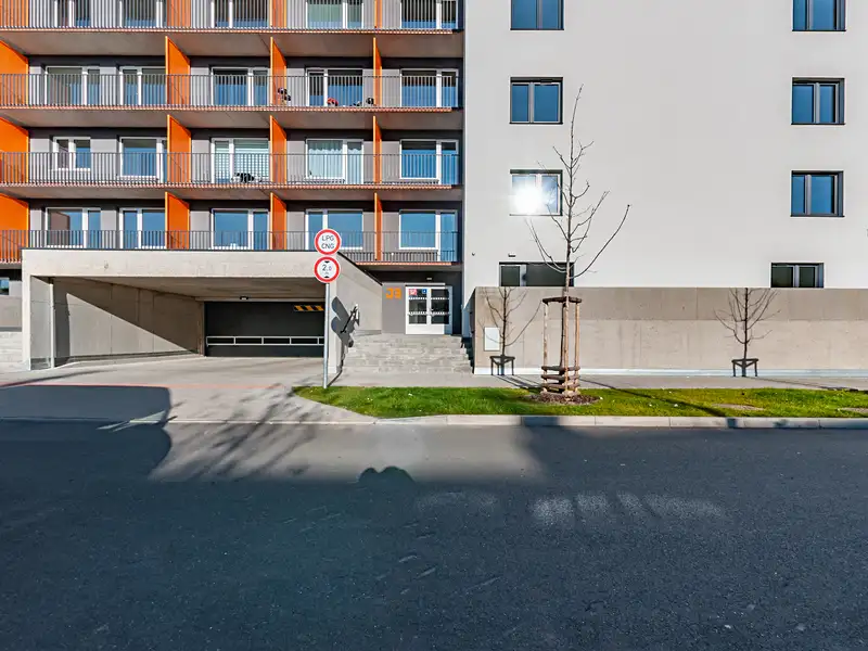 Pronájem garážového stání 15 m², Praha – náhled fotky 3