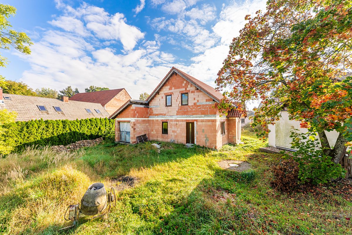 Prodej rodinného domu 167 m², pozemek 951 m² – fotografie 2