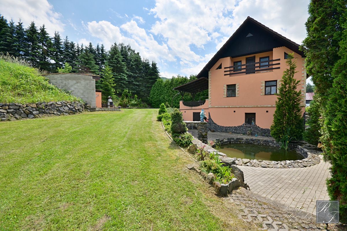 Prodej rodinného domu 270 m², pozemek 3319 m²