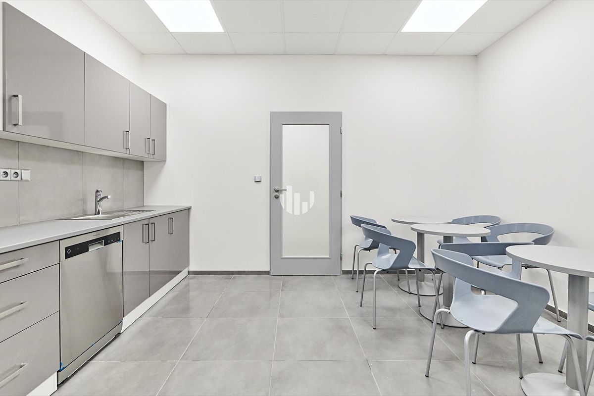 Pronájem kanceláře 200 m² – fotografie 3