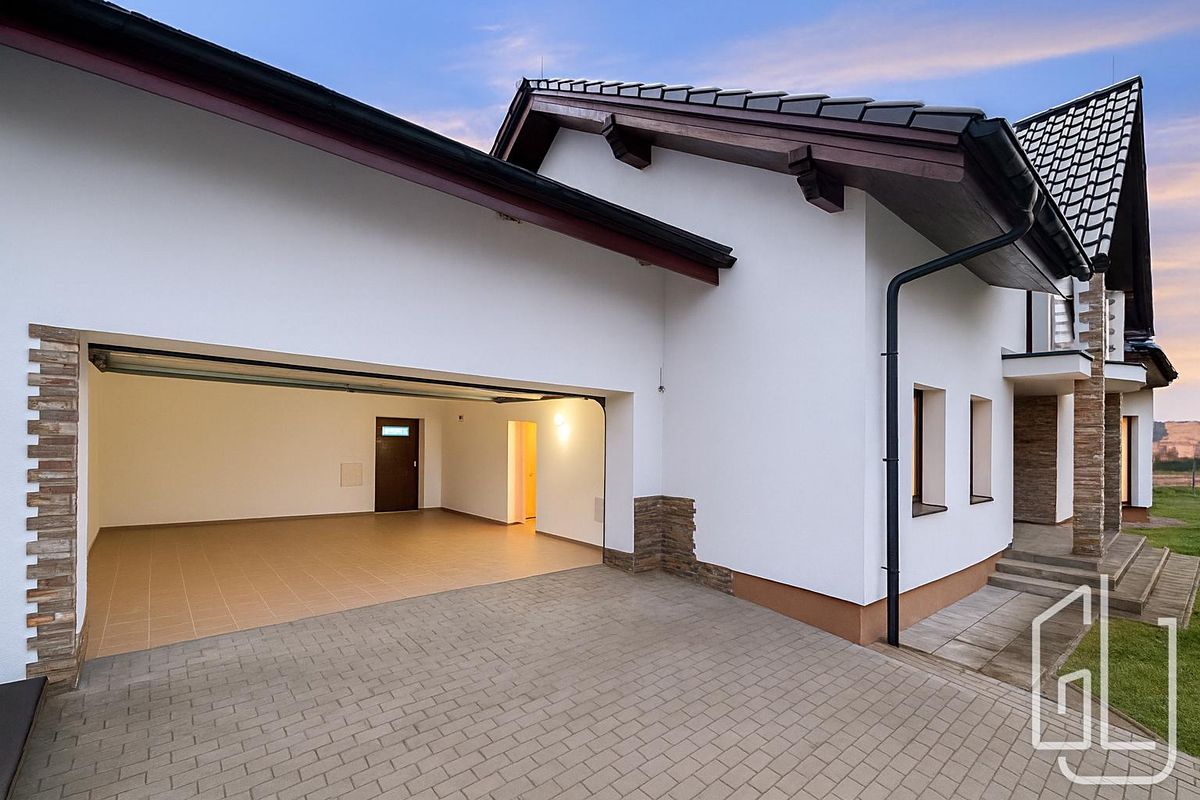 Prodej rodinného domu 317 m², pozemek 1674 m² – fotografie 3