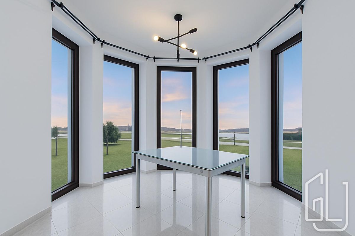 Prodej rodinného domu 317 m², pozemek 1674 m² – fotografie 2