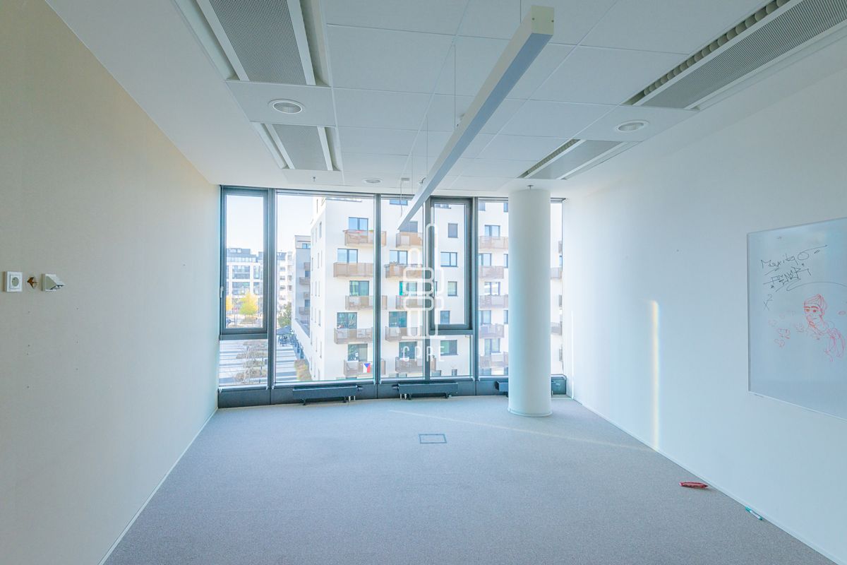 Pronájem kanceláře 612 m² – fotografie 4