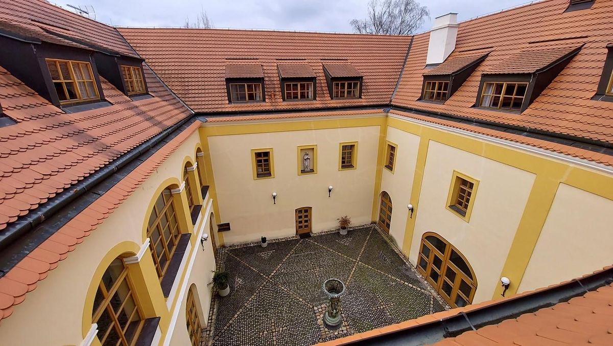 Prodej rodinného domu 2500 m², pozemek 6302 m², Třebotov – fotka 1 z 3