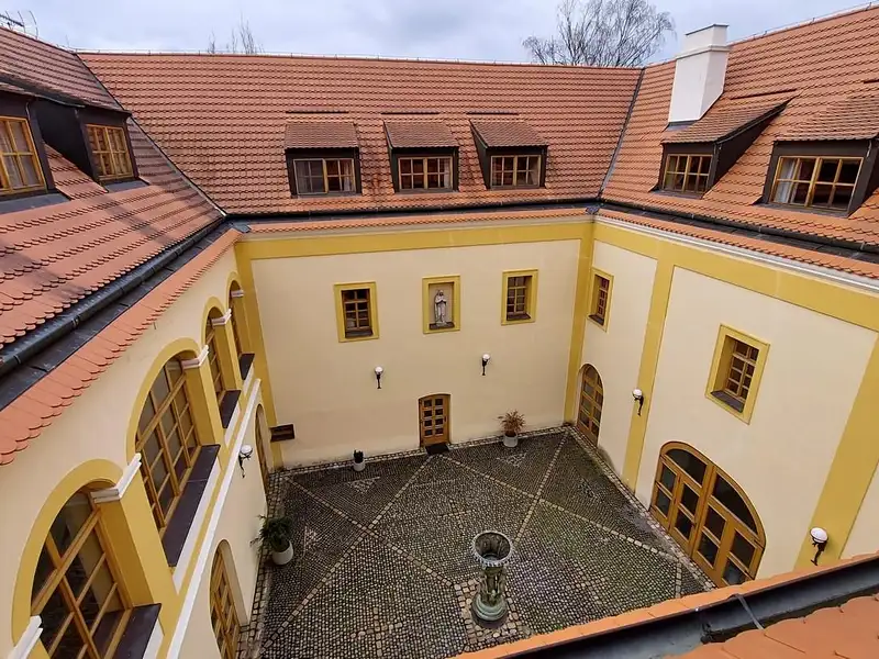 Prodej rodinného domu 2500 m², pozemek 6302 m², Třebotov – náhled fotky 1
