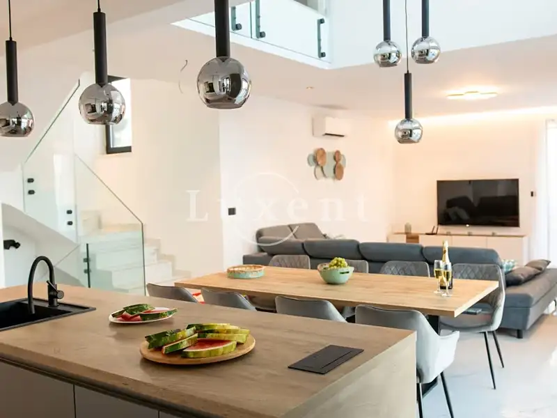 Prodej rodinného domu 320 m², pozemek 590 m², Trogir – náhled fotky 3