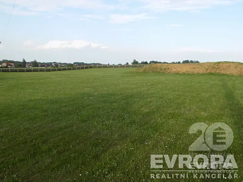 Prodej stavebního pozemku 6736 m², Pardubice – náhled fotky 1