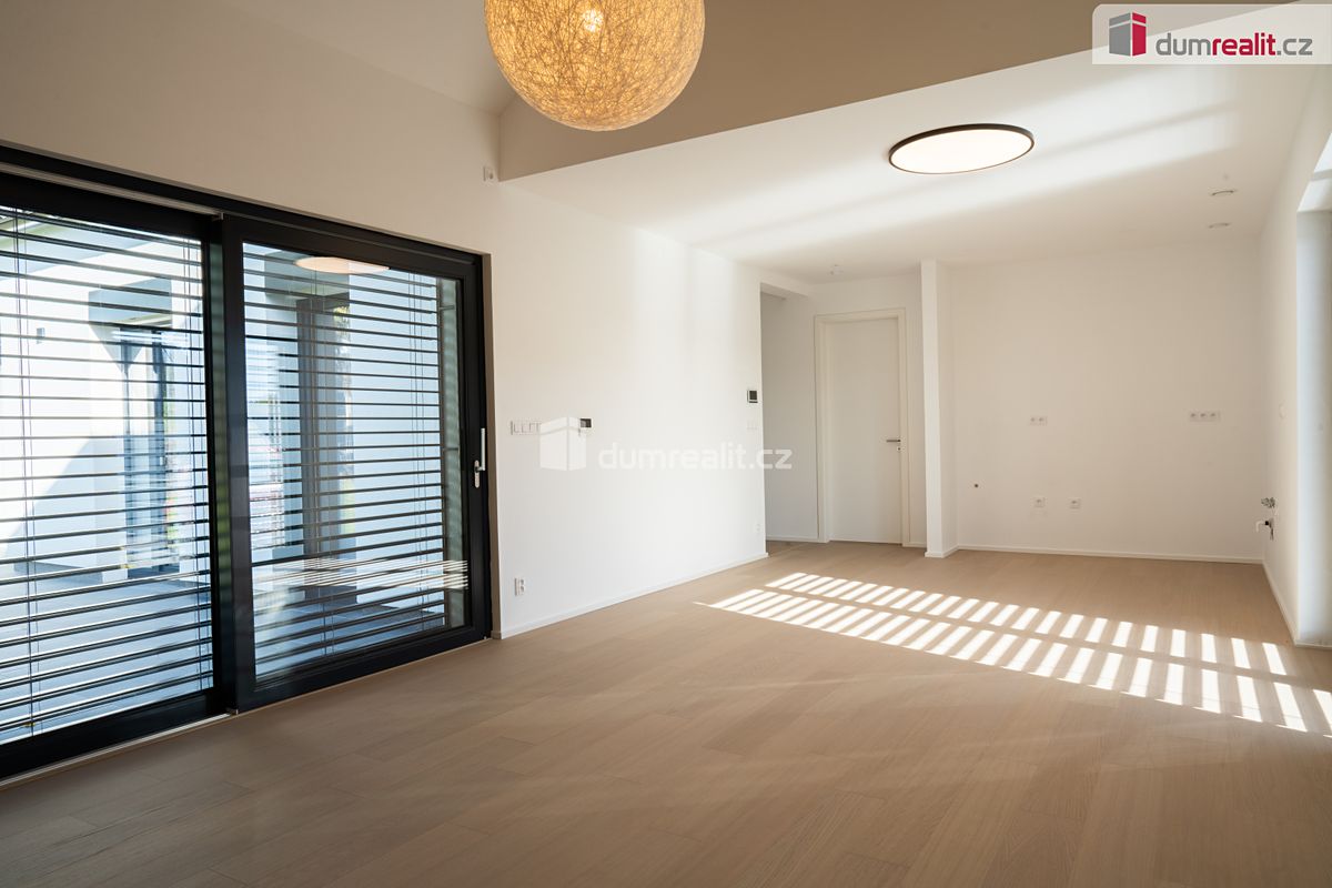 Prodej rodinného domu 135 m², pozemek 658 m² – fotografie 2
