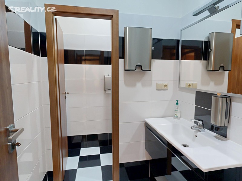 Pronájem kanceláře 67 m² – pohled 3