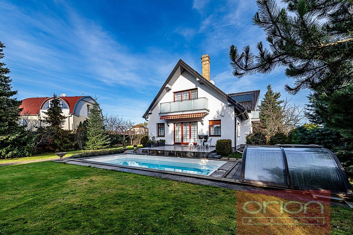 Pronájem rodinného domu 253 m², pozemek 900 m²