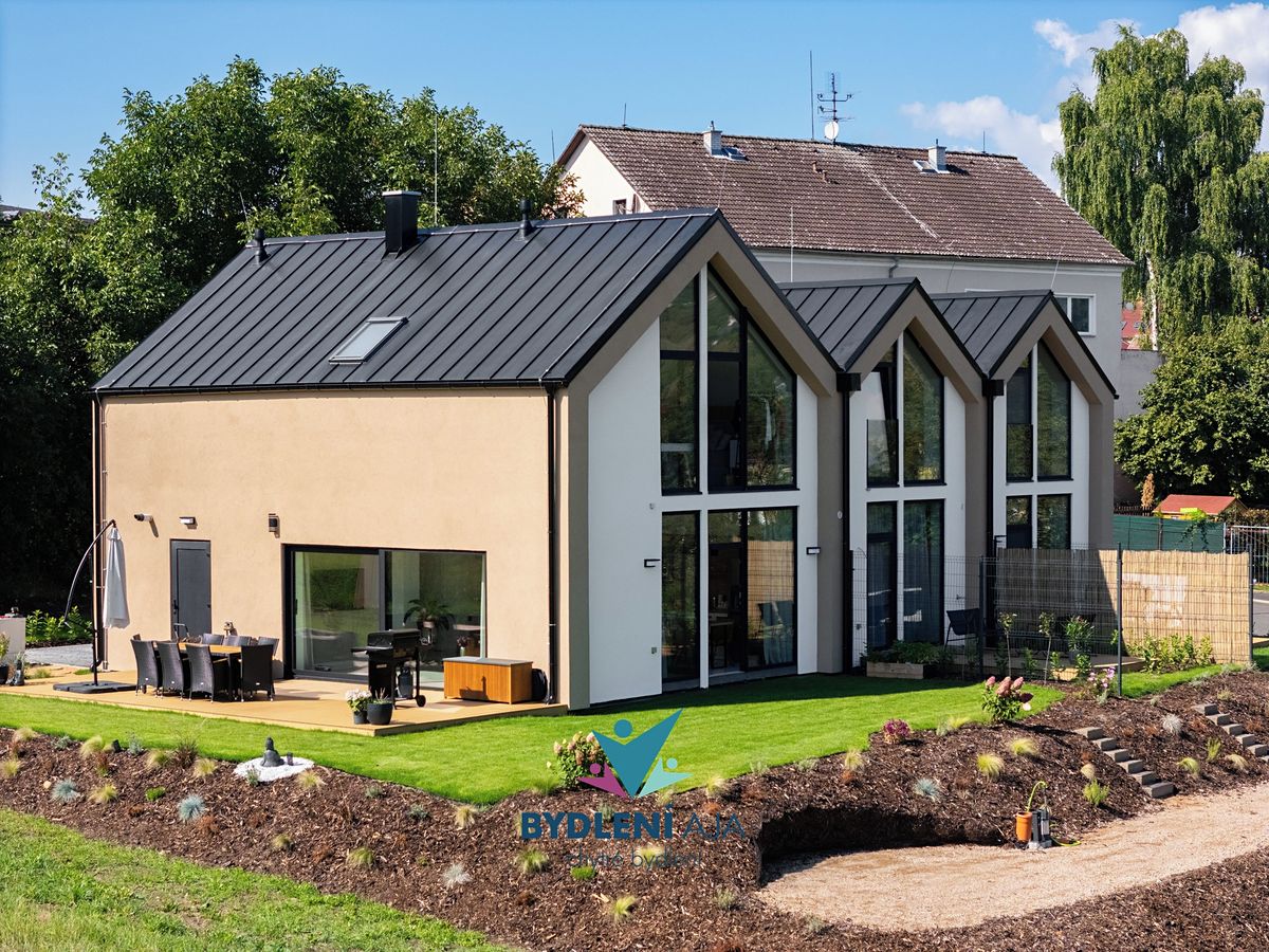 Prodej rodinného domu 284 m², pozemek 730 m²