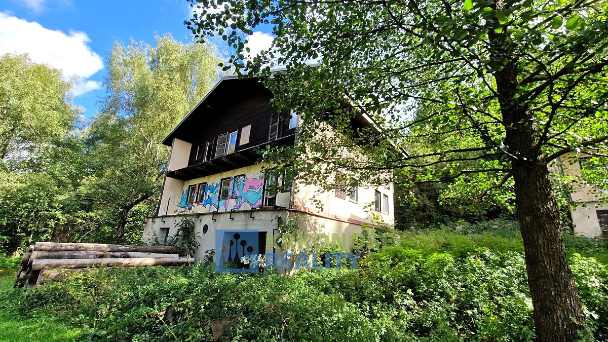Prodej rodinného domu 320 m², pozemek 2462 m²