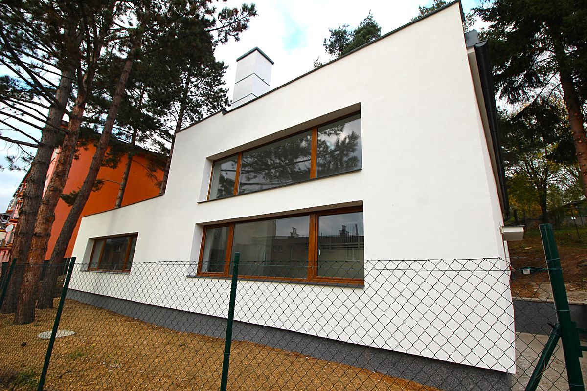 Prodej rodinného domu 250 m², pozemek 856 m² – fotografie 2