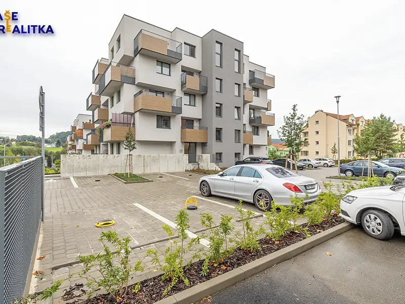 Pronájem garážového stání 12 m², Hranice – náhled fotky 1