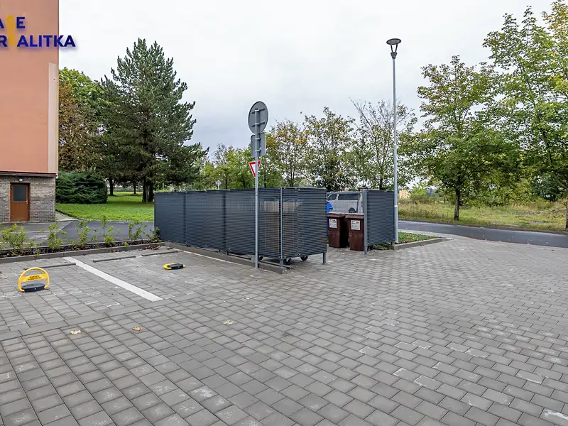 Pronájem garážového stání 12 m², Hranice – náhled fotky 2
