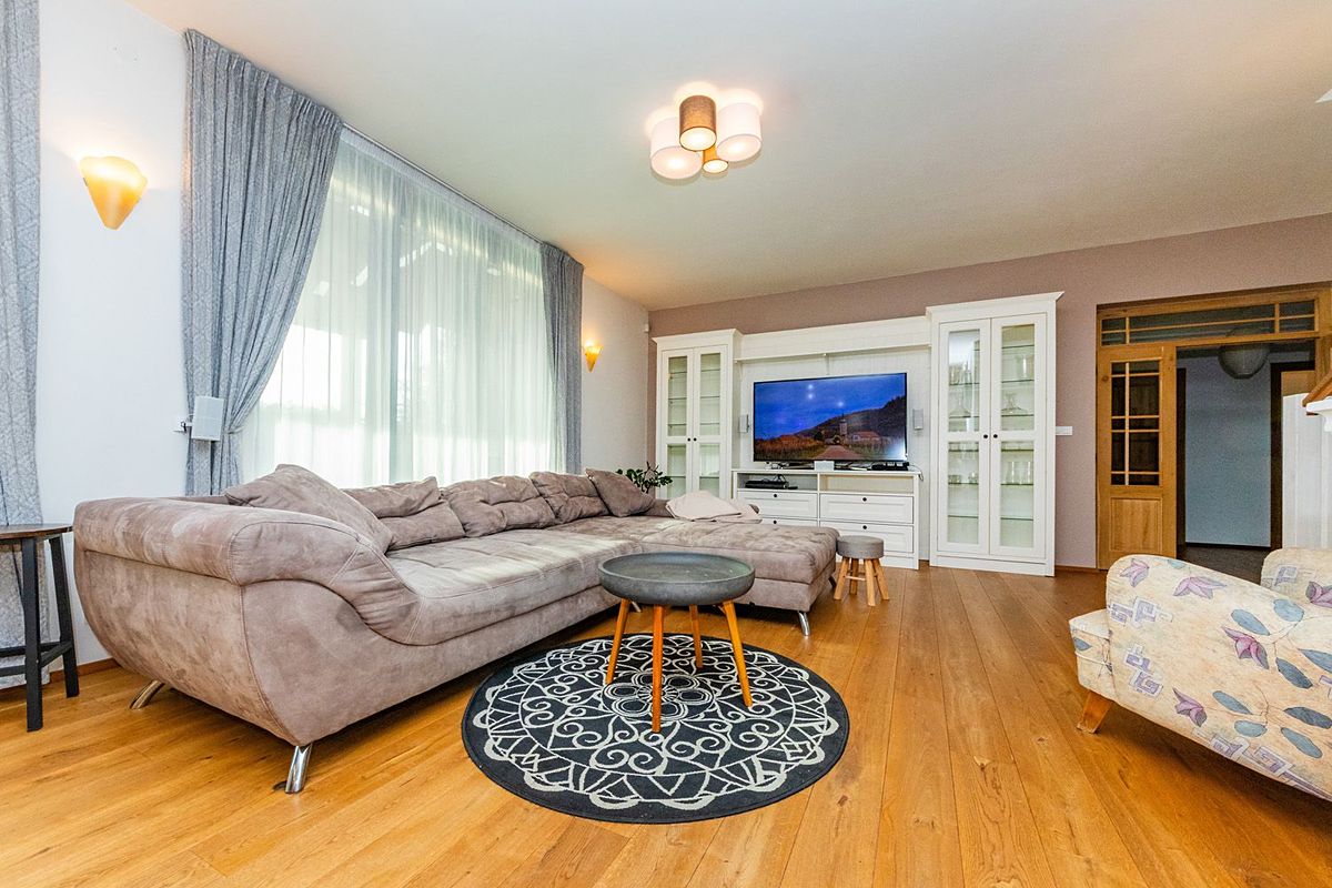 Prodej rodinného domu 199 m², pozemek 600 m² – fotografie 2