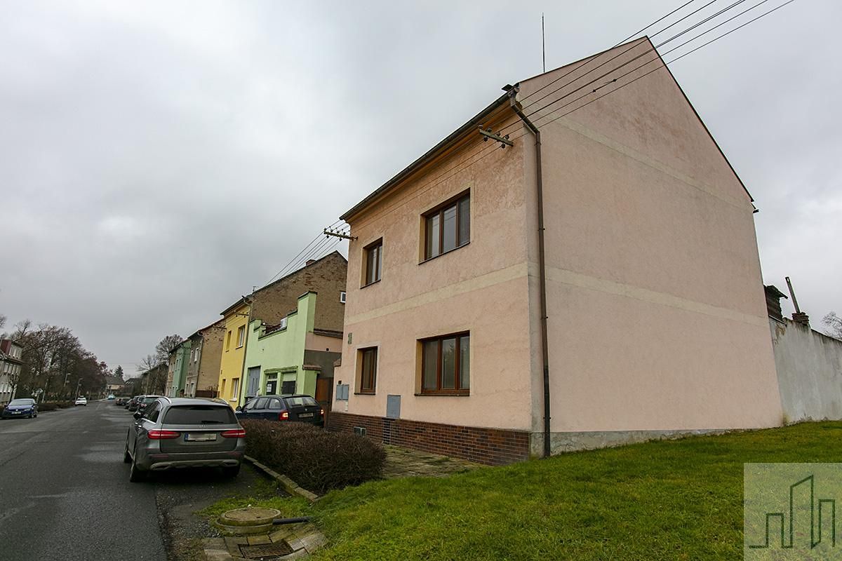 Prodej vícegeneračního domu 250 m², pozemek 953 m² – fotografie 2