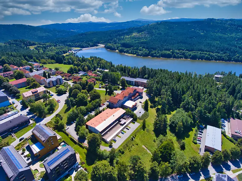 Prodej stavebního pozemku 1926 m², Lipno nad Vltavou – náhled fotky 2