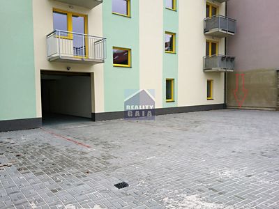 Pronájem garážového stání 18 m²