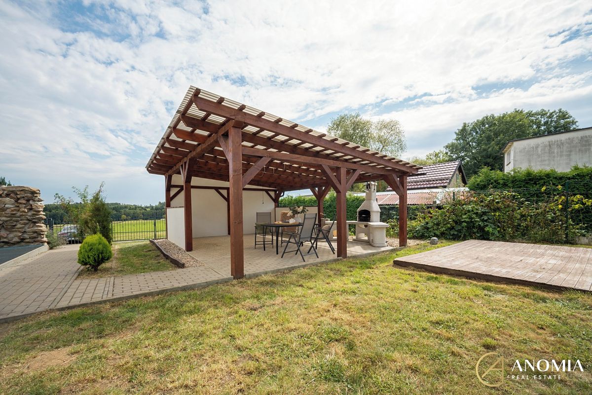 Prodej rodinného domu 195 m², pozemek 823 m² – fotografie 3