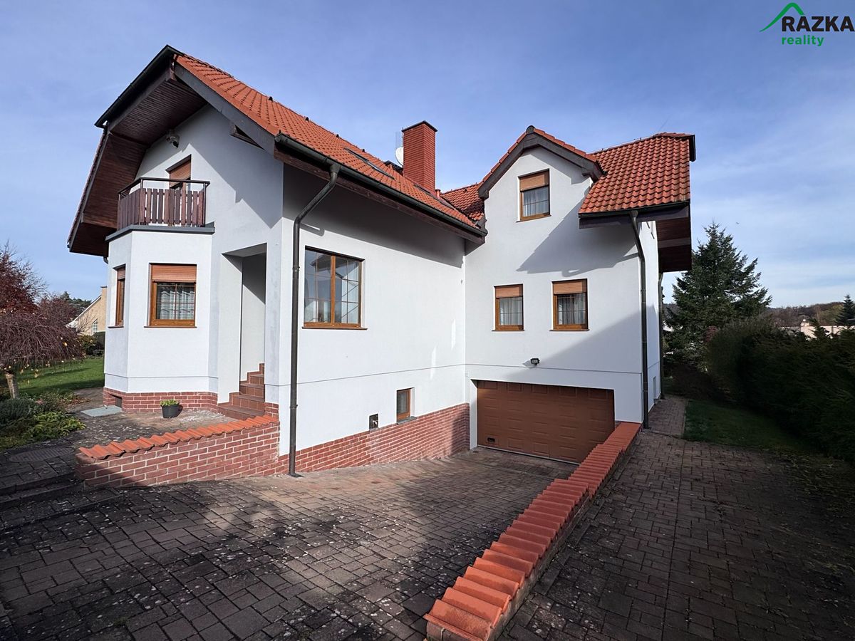 Prodej rodinného domu 334 m², pozemek 893 m² – fotografie 2
