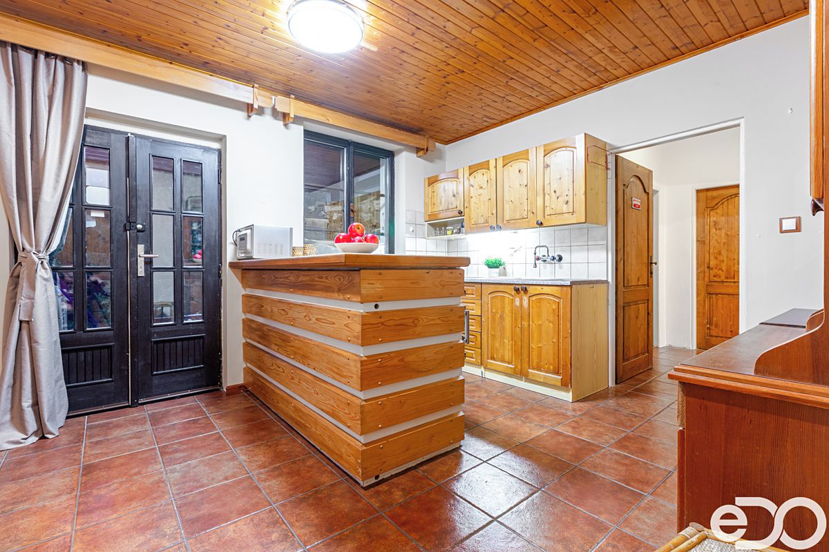 Prodej rodinného domu 290 m², pozemek 2010 m² – fotografie 4