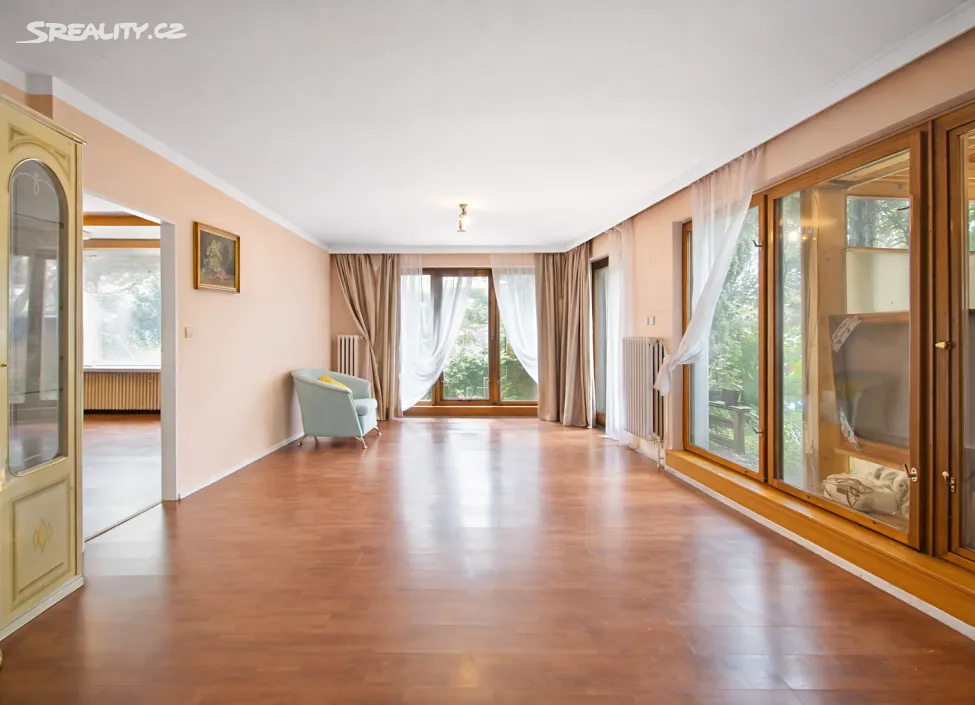 Prodej vily 353 m², pozemek 744 m² – pohled 3