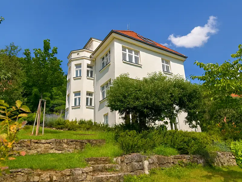 Pronájem rodinného domu 356 m², pozemek 1389 m², Černošice – náhled fotky 1