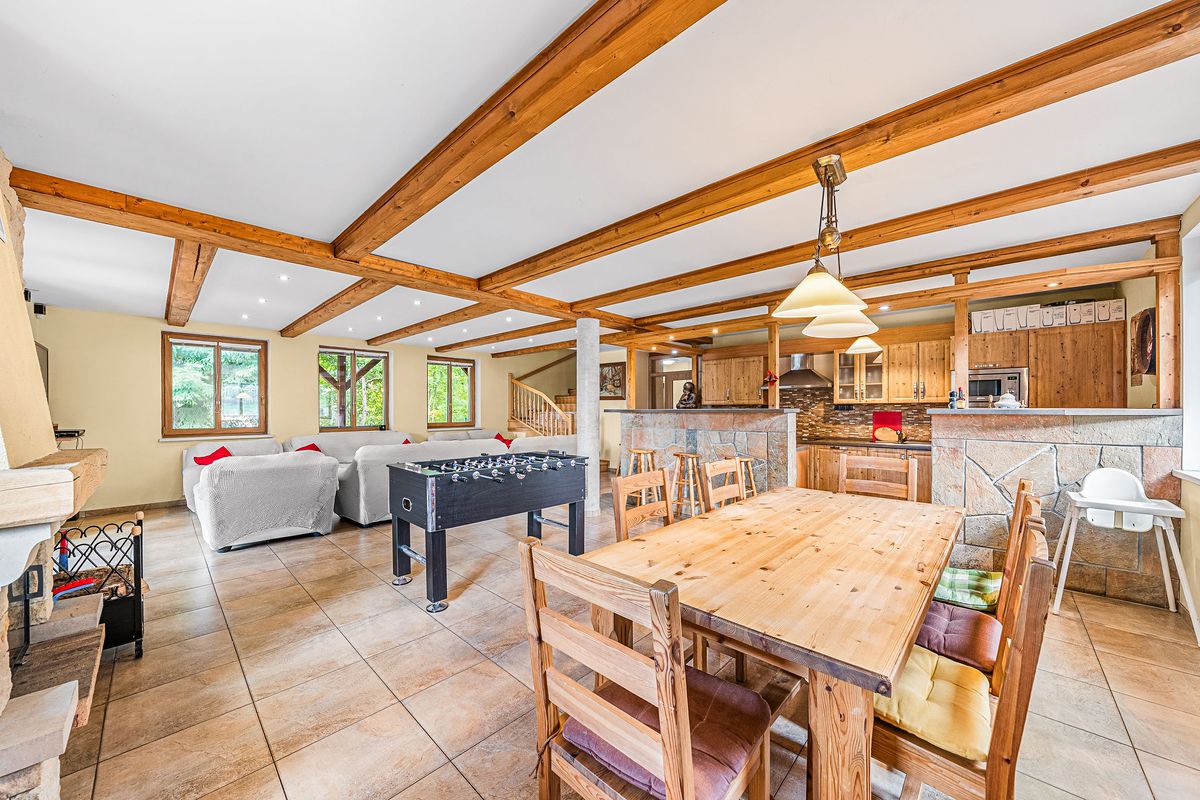 Prodej rodinného domu 337 m², pozemek 1055 m² – fotografie 3